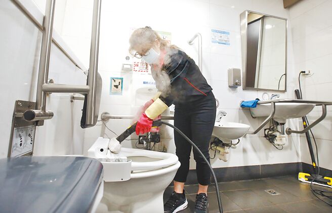 环境部11月公布民眾公厕评比结果，台铁厕所被评为最脏。图为台铁台北车站厕所工作人员使用高温高压蒸气清洗机清洁公厕设施。（范扬光摄）