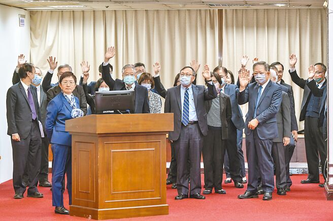 财政部长庄翠云（左前）4日赴立院财委会备询，国民党立委李贵敏询问财政部是否施压公股银行拍广告助选，有大内宣情形，接着询问在场的8大公股行库董事长、总经理等人，「有收到彰化银行发函的请举手？」（邓博仁摄）