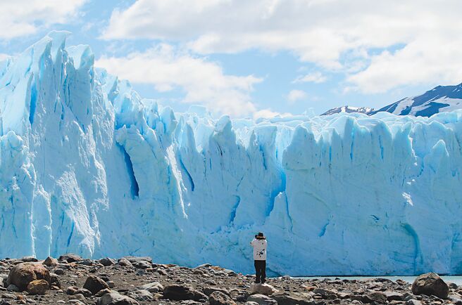 曾指淘汰化石燃料不科学，COP28主席贾比尔惹议。图为一名游客正近距离拍摄阿根廷佩里托莫雷诺冰川。（新华社）