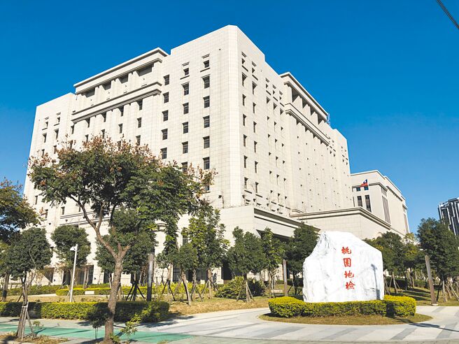 桃园市3名男子3日凌晨酿家乐福中原店大火，桃园地检署复讯后依失火罪嫌谕令2万元交保，但仅1人缴清2万保证金，其余2人缴不出钱被无保请回。（蔡依珍摄）