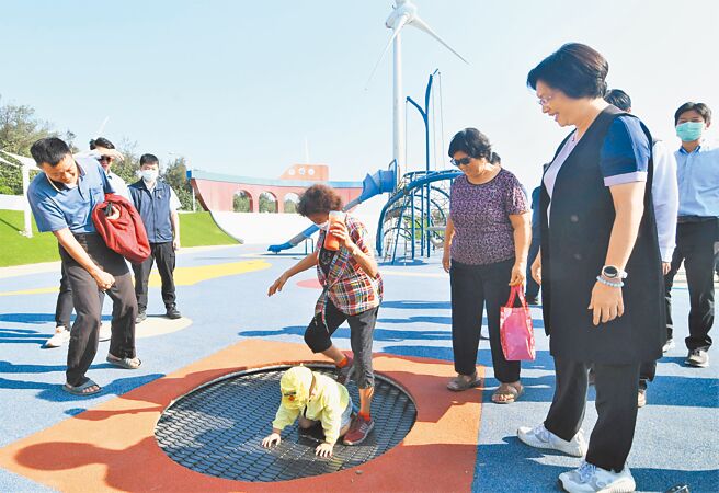 去年底動工的彰化縣伸港鄉西濱慶安水道水岸遊憩公園，預計今年底能夠竣工啟用，日前縣長王惠美（前排右）特別率隊視察，待驗收完成並取得遊具合格檢驗報告後開放使用。（彰化縣政府提供／吳建輝彰化傳真）