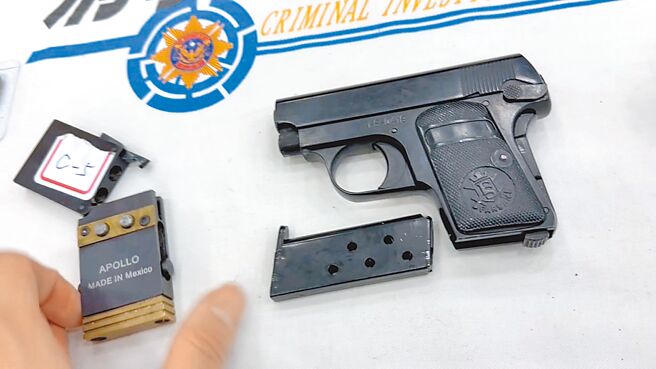 刑事局中部打擊犯罪中心於今年10月30日，在台中市大雅區破獲地下兵工廠，查獲罕見改造名片型手槍（左）及掌心雷手槍（右）。（警方提供／王煌忠台中傳真）