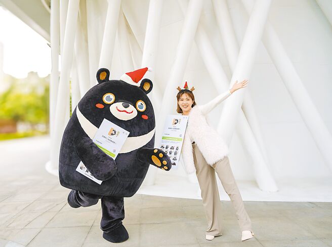 高市府发言人周璟瑜（右）4日与高雄熊（左）穿着耶诞装向大家宣传高雄熊LINE贴图。（高市府新闻局提供／洪浩轩高雄传真）