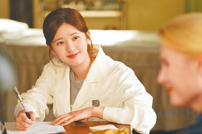 赵露思为《后浪》学习针灸、把脉等中医知识。（中天娱乐台提供）