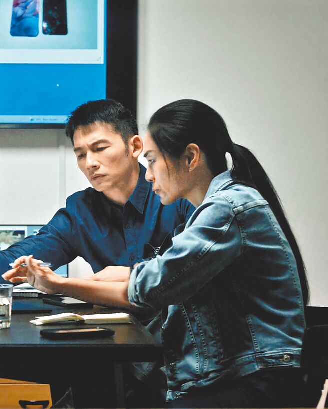 陈雪甄（右）、温升豪在《深网》影集中对案情抽丝剥茧。（HamiVideo提供）