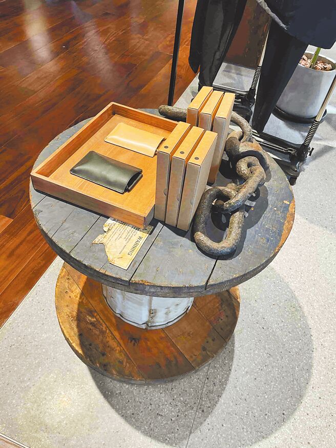 MUJI无印良品大立旗舰店一楼大量採用海港元素，图为使用废弃铁炼做陈设。（古明弘摄）