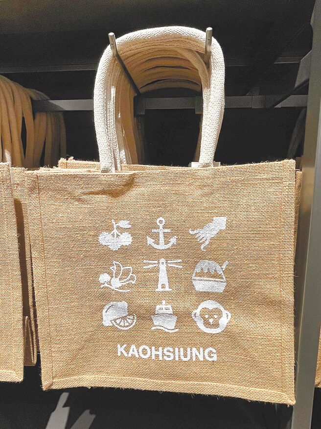 MUJI无印良品大立旗舰店独家贩售的A4尺寸黄麻购物袋，上头为高雄元素图案，89元。（古明弘摄）