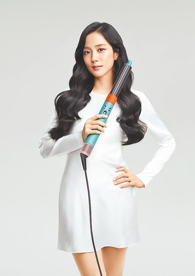 Dyson宣布韓國女團BLACKPINK成員Jisoo正式成為Dyson品牌大使（見圖），其手握全新配色的Dyson Airwrap多功能造型器，建議售價1萬7600元。（Dyson提供）