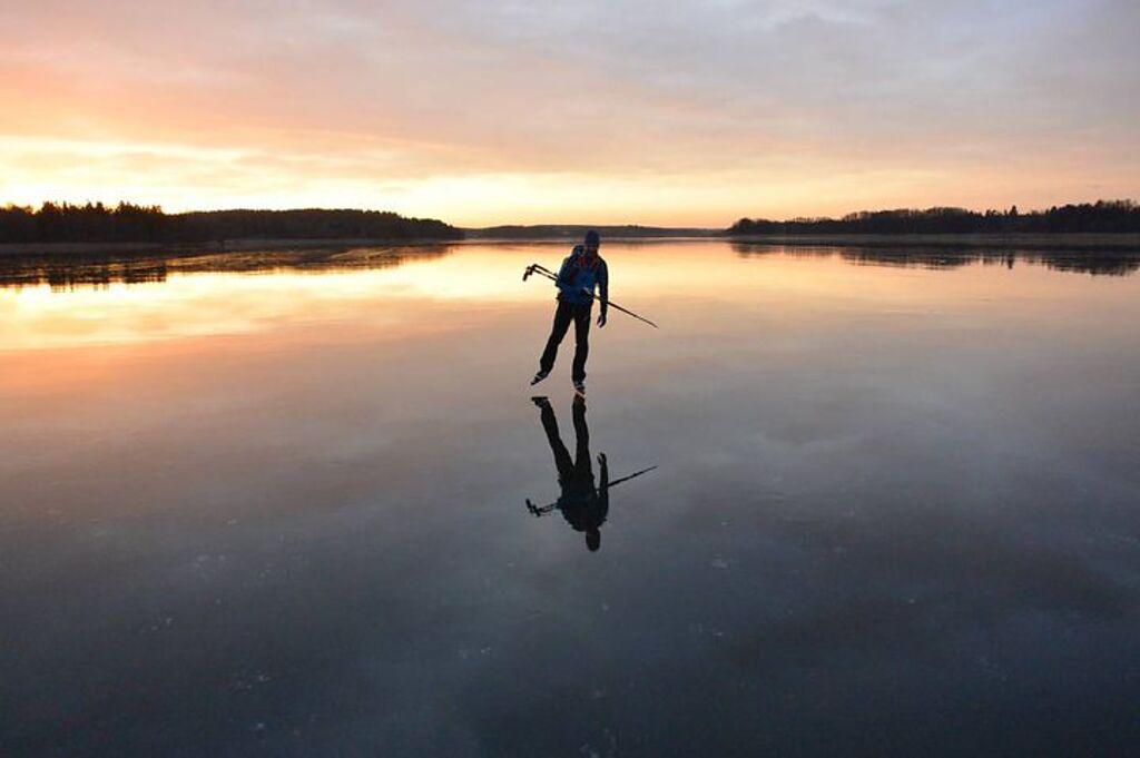 ▲在瑞典最古老城鎮錫格蒂納市（Sigtuna）鄰近的梅拉倫湖（Lake Mälaren）享受寧靜的滑冰之旅。　圖：Sigtunarännet／來源
