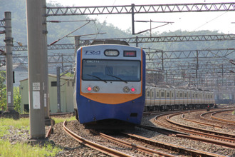 外物入侵遭台鐵區間車撞上 南樹林=山佳單線通行