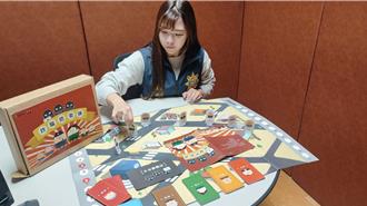 美女警用桌遊防詐騙 爺爺、奶奶「看過來」！