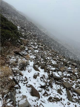 今年第一場雪來了！ 雪山圈谷飄雪冷冽美景搶先看