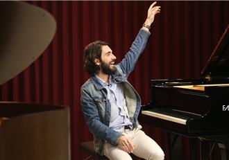 想飛的鋼琴少年回來了！ 泰歐．蓋爾基彈琴就起飛