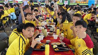 宜蘭萬得福協會辦愛心午餐 飯店主廚現場「片烤鴨」學童狂比讚