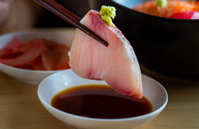 山葵磨成的泥是生魚片常用的調味料之一。（圖／Shutterstock）