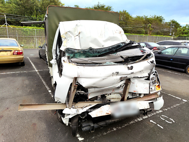 小货车车头全毁变形。（翻摄脸书「国道公路警察局」）