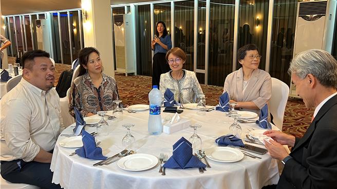 环境部长薛富盛及各党团立法委员5日于联合国第28届气候峰会（COP28）期间抵达杜拜，被问到今年是否承受莫大压力，薛富盛指出，台湾处境一向艰难，这次来杜拜许多NGO、非邦交国议员主动来洽谈，表达对台湾的支持，尤其感谢民间力量，弥补在参与无法直接贡献的部分。（王惠慧摄）