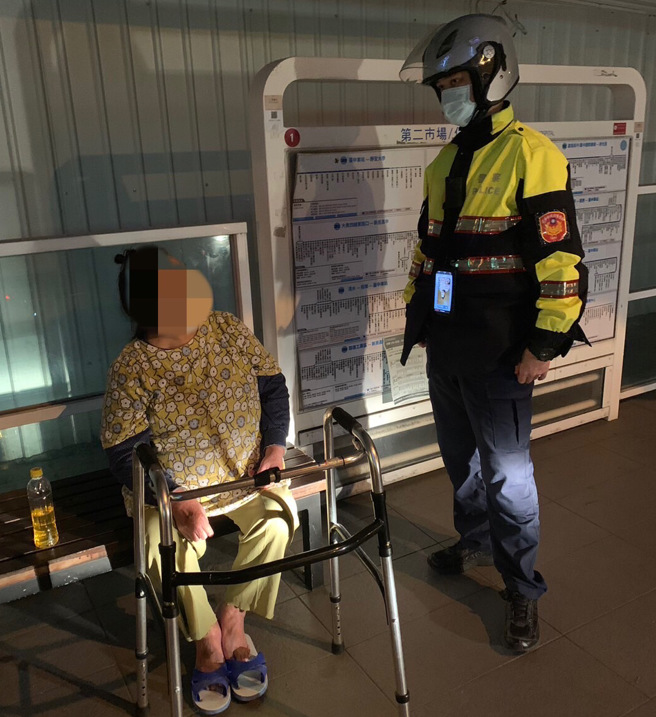 阿嬷深夜独坐公车站，暖警上前关心，发现她竟是从南投失踪后流浪到台中。 （翻摄画面）