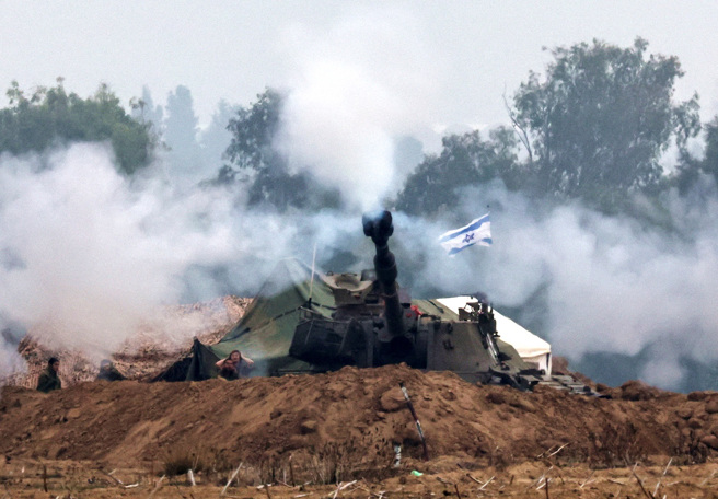 美国预估，以色列将在2024年1月左右结束在加萨南部的大规模攻势，转为小规模、精准袭击哈玛斯武装分子的战略。图为以色列火炮部队。（图／路透社）