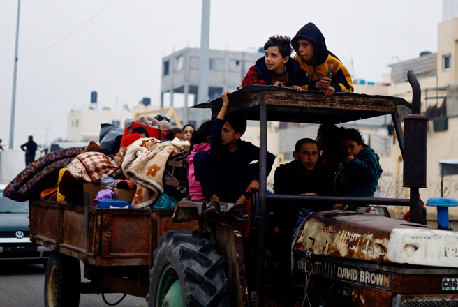 图为5日加萨走廊南部正在撤离的巴勒斯坦居民。（图／路透社）