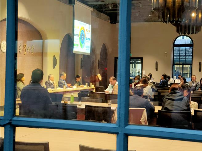 台大规画成立国际政经学院，校长陈文章5日率领主管召开校内说明会。（李侑珊摄）