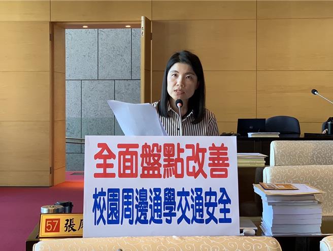 台中市议员张廖乃纶要求教育局跟建设局整合，加快通学步道修缮脚步。（张廖乃纶提供）