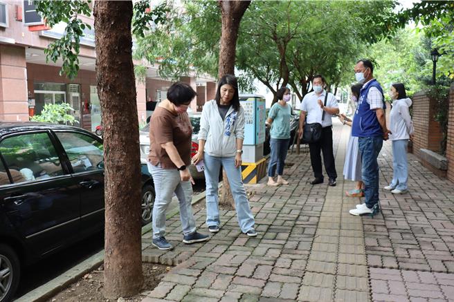 通学步道破损不只对学生有安全疑虑，有不少民眾清晨或晚上会利用通学步道运动，却摔得鼻青脸肿。（张廖乃纶提供／张亦惠台中传真）