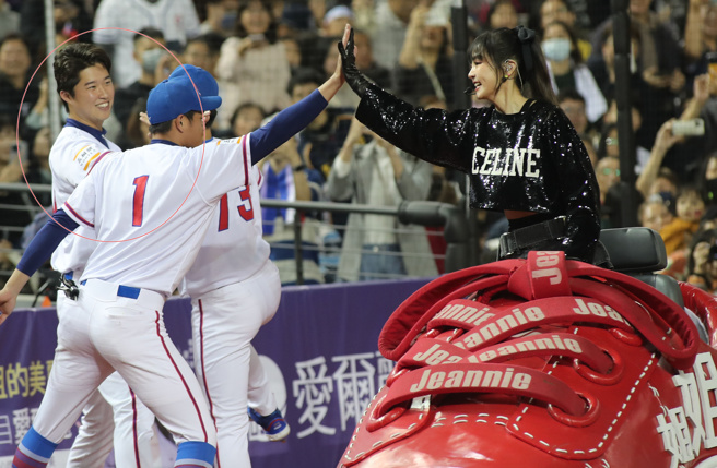 謝金燕與球員們擊掌打氣時，唯獨漏掉張景淯。（圖／本報資料照片）