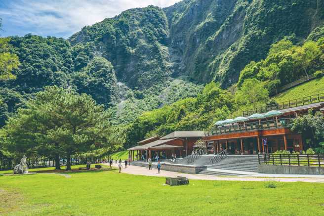 布洛湾分上、下两臺地，管理站设在下臺地，提供游客解说谘询服务及游憩讯息，并设有太鲁阁族工艺展示馆与贩卖部。（图／花莲趣提供）
