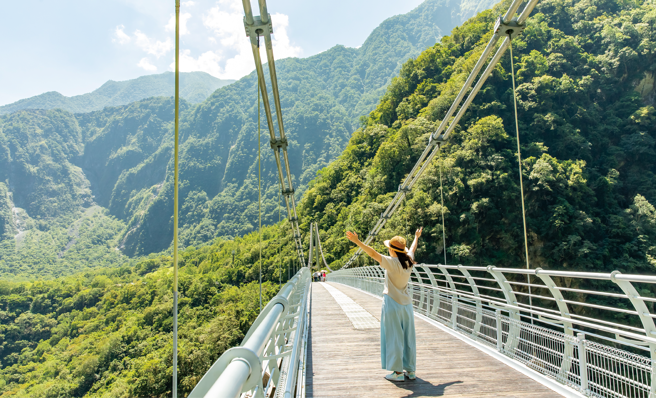 布洛湾吊桥免预约可直接现场排队参观，全程均为无障碍步道，让每一个族群都能尽情饱览峡谷风光。（图／花莲趣提供）