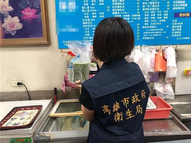 高雄市卫生局前往该制冰厂稽查画面。（本报资料照）