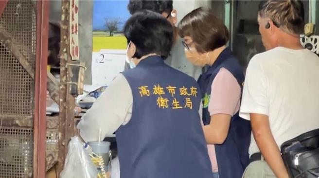 高雄市卫生局前往该制冰厂稽查画面。（本报资料照）