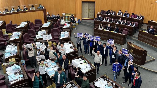 桃議會6日審查預算爆衝突，綠反包裹審查、藍嗆不要雙標。(蔡依珍攝)