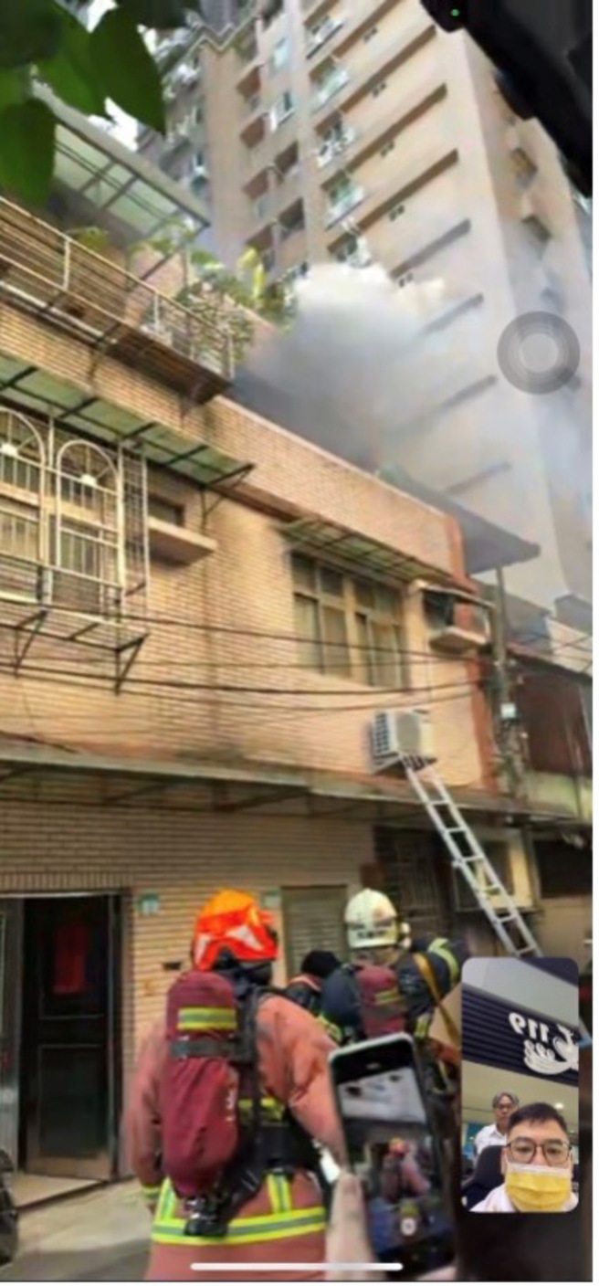 視訊回撥線上指導火場避難逃生(新北市消防局提供)