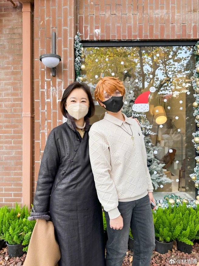 林青霞主动跟Cosplay的民眾要求合影。（图／翻摄自林青霞微博）