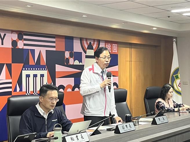 桃园市长张善政6日主持市政会议。（陈梦茹摄）