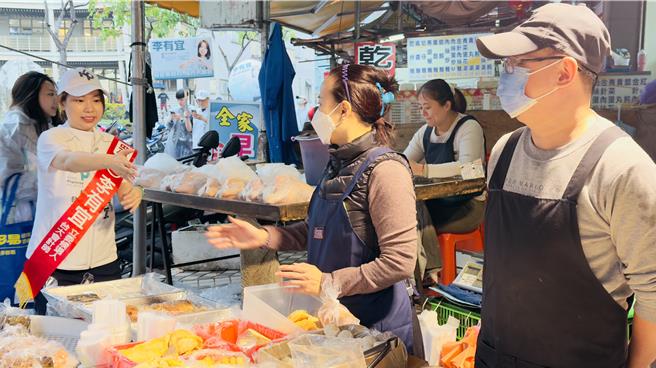 民眾党立委参选人李有宜今日上午前往市场扫街拜票。（吕健豪摄）