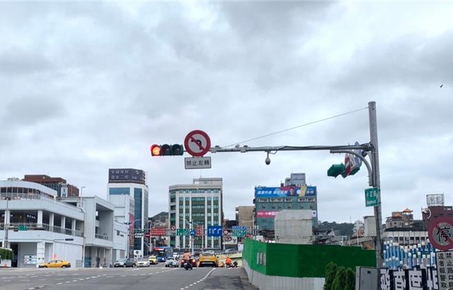 位於基隆市的中正高架橋，是從國道1號至基隆東岸市區的重要交流道，基市府為延長橋梁使用年限及保障用路人安全，將自12月13日至27日於夜間至凌晨封閉執行維護工程，依階段分別封閉北上或南下匝道。（徐佑昇攝）
