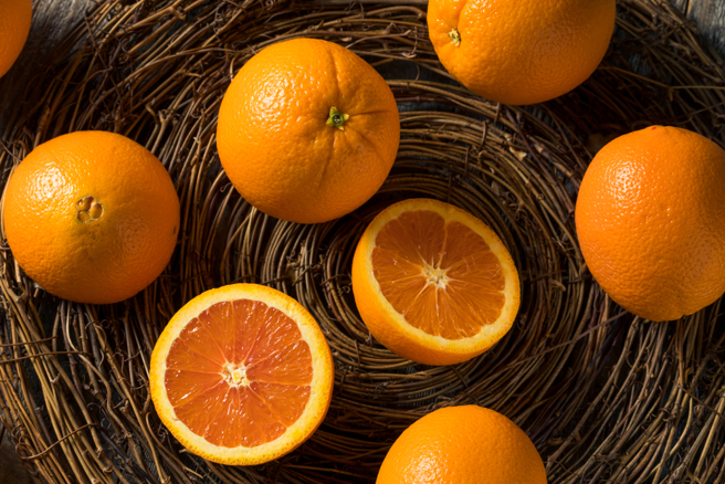 有柑橘界贵族美称的「脐橙」，盛产于11～12月，其营养价值高，不论单吃或打成汁都很美味。（示意图／Shutterstock）