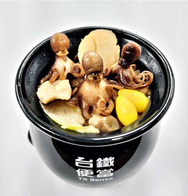 「海味」期间限定联名特色便当，盛装「古早味鲍鱼饭」，外盒使用淡路屋经典蛸壶章鱼陶瓷便当盒。（台铁局提供／蔡亚桦台北传真）