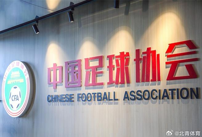 大陆足协振衰起敝职能部门将精简，职业联赛统一营运。（北京青年报）