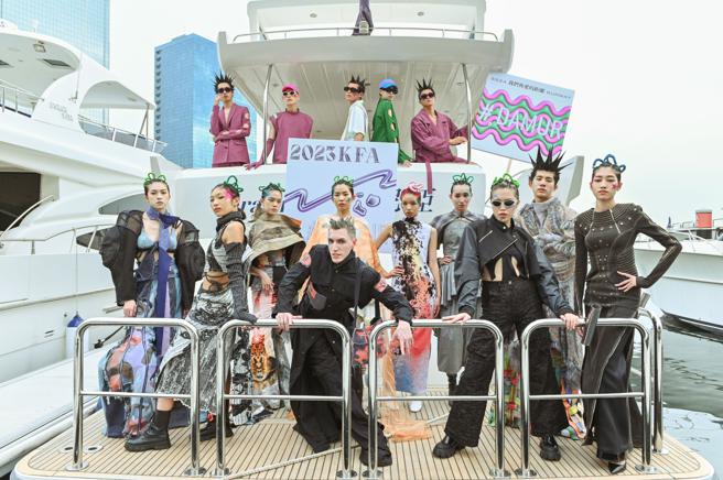 高市府青年局表示「高雄时尚大赏」旨在激励青年从事时尚设计产业，今年10月更与臺北时装周品牌秀#DAMUR联名展演抢先曝光入围作品引发热烈讨论。（图片来源：高雄市青年局提供）