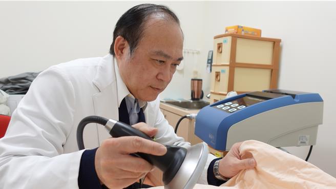 刘明岳主任指出相较传统药物仅服用时有效，震波治疗在疗程结束后效果仍可维持至少半年以上。（部苗医院提供／李京升苗栗传真）