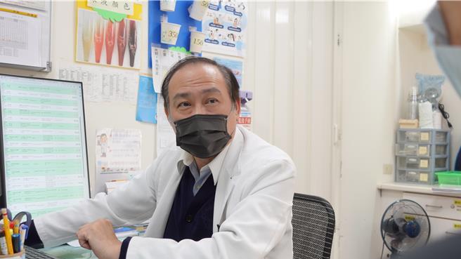 泌尿科主任刘明岳医师说明，低能量震波治疗可适用于慢性摄护腺炎、中年男性常见的勃起功能障碍治疗。（部苗医院提供／李京升苗栗传真）