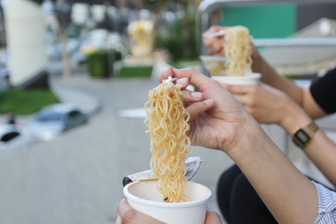 大陆抖音美食「牛肉汤泡麵」红到台南，一碗150元还要排队，网友酸「抖音一响，品味白养。」（示意图／Shutterstock）