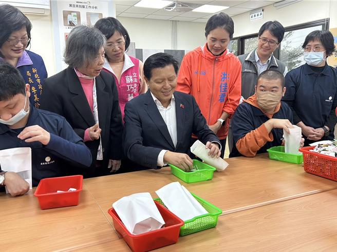 2023年12月6日新北市／新北市副市長朱惕之（前排左三）於社會局第33處身障小作所，與小朋友互動，讓他們就近在熟悉的社區接受照顧，培養自立生活的能力。（劉瑋晴攝）
