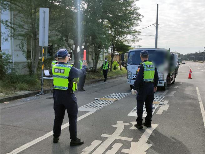 台17线台南市南区路段因邻近安平商港区，大型车辆出入频繁，管辖的市警六分局经常在该路段设置活动地磅站拦查取缔。（读者提供／洪荣志台南传真）