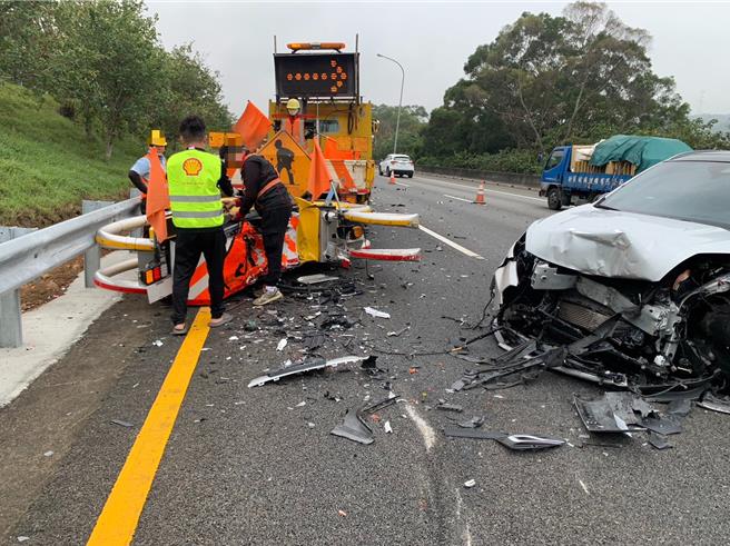 警消人員到場處理事故。（民眾提供／李京昇苗栗傳真）