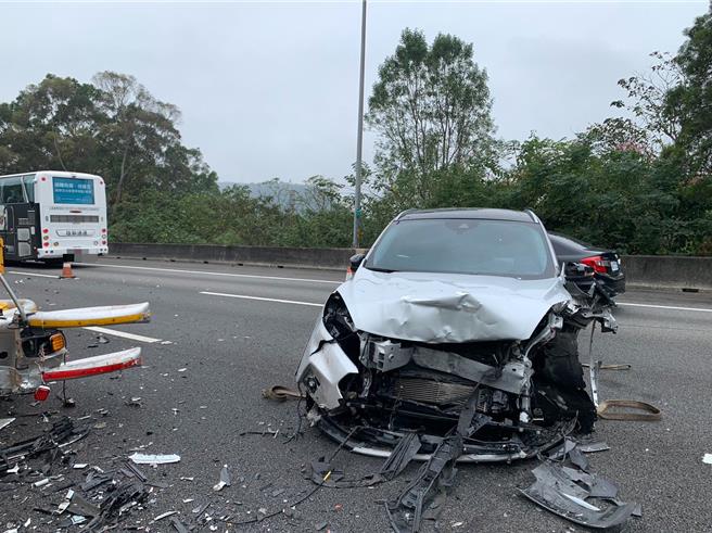游男車輛車頭全毀。（民眾提供／李京昇苗栗傳真）