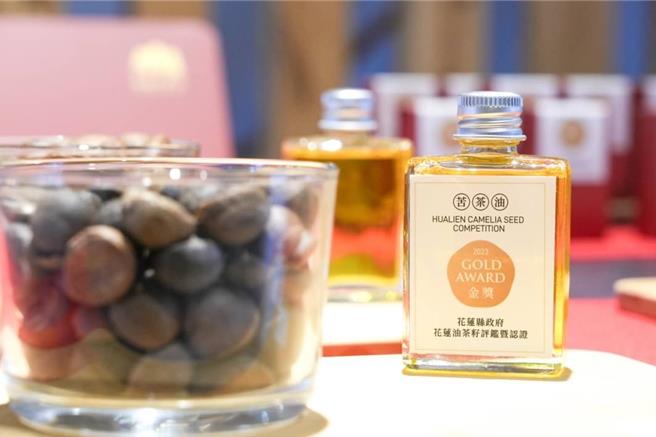 在地小农以鲜採鲜榨方式生产新鲜苦茶油，透过评鑑制度，取得市场品质优势。（花莲县政府提供／王志伟花莲传真）